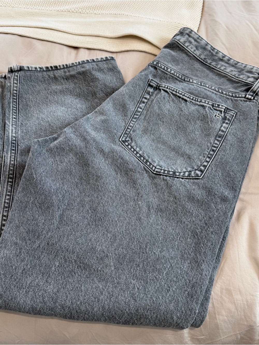 rag & bone Men's Washed Icy Geey Relaxed Jeans. 32x32. NEVER worn.